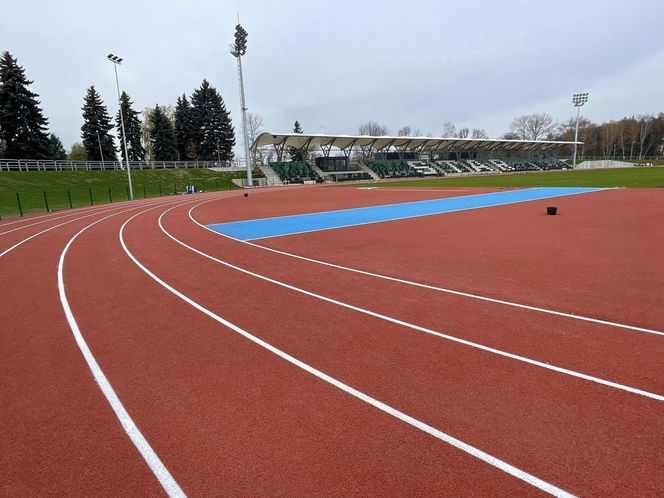 Ostatnie dni remontu stadionu w Starachowicach. Na bieżni pojwiły się tory