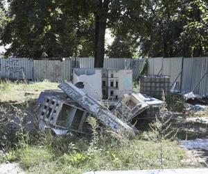 Mieszkańcy Warszawy o zdemolowanym Parku Miniatur w centrum: Sprzątnijcie ten syf! 