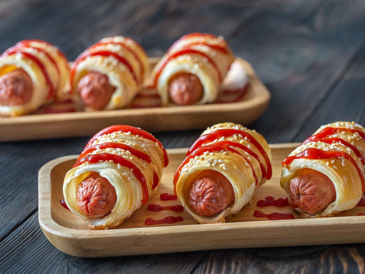 Pyszna alternatywa dla hot doga: rurka nadziewana parówką. Prosta i efektowna przekąska