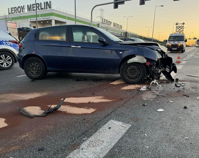 Wypadek w Mikołowie. Jeden z samochodów stanął w płomieniach