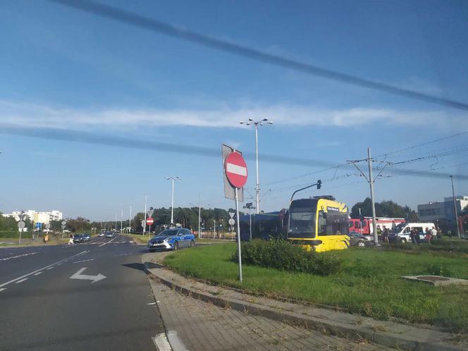 Poważny wypadek w Toruniu! Tramwaj zderzył się z samochodem. Zdjęcia z miejsca zdarzenia