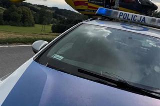 Siemiechów. Młody motocyklista uderzył w drzwi skody. Lekarze walczyli o jego życie