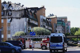  Zniszczenia bloku mieszkalnego po pożarze w Ząbkach