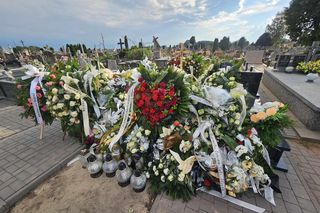 Morze kwiatów na grobie trenera-bohatera