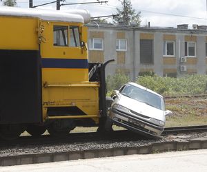 Kontrolowane zderzenie pociągu z osobówką