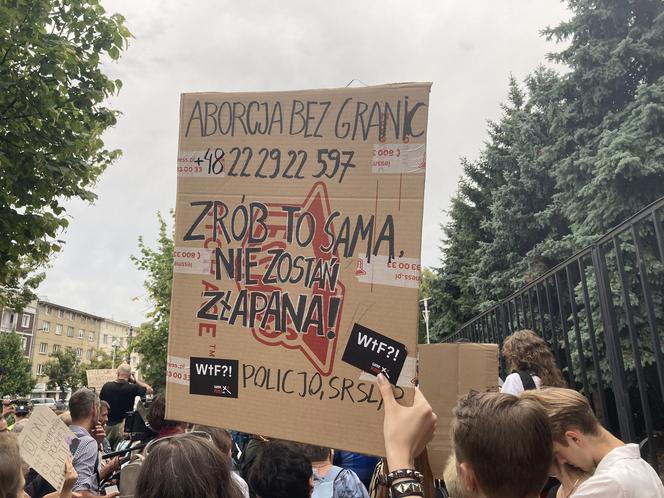 Manifestacja "Nigdy nie będziesz szła sama" w Warszawie. Strajk Kobiet pod Komendą Stołeczną Policji