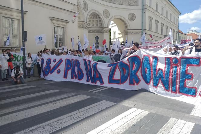 Dość umierania w kolejkach do leczenia!” Tłumy lekarzy na ulicach Warszawy!
