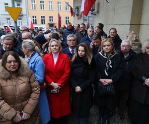 Mateusz Morawiecki pojawił się w budynku prokuratury w Warszawie. Ma usłyszeć zarzuty ws. wyborów korespondencyjnych z 2020 roku