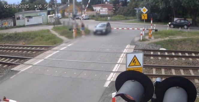 Volvo z dziećmi w środku uwięzione między rogatkami