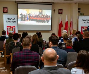 „Niech połączy nas hymn” - piękna, kolorowa premiera w siedzibie Starostwa Powiatowego