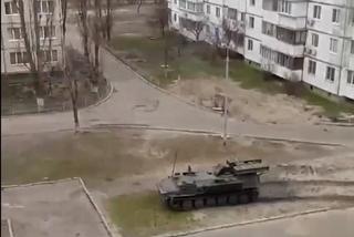 Ukraina. Rosyjskie pojazdy pancerne zmiażdżyły cywilny samochód. Kierowca ocalał! 