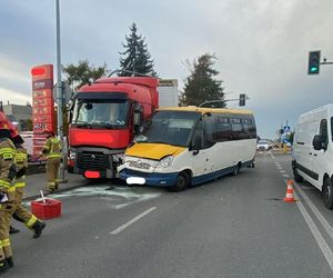 Zderzenie busa z ciężarówką w Tarnowie. Poszkodowane trzy osoby