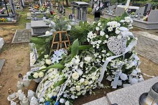 Grób 8-letniego Oskarka utonął w białych kwiatach. Chłopca strzegą malutkie aniołki