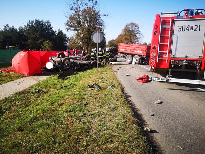 Koszmarne zderzenie osobówki z traktorem pod Bydgoszczą