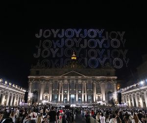 Tysiące dronów nad Bazyliką św. Piotra! Zobacz, co stało się w Watykanie