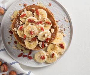 Placki z bananami i płatkami owsianymi. Pyszne i zdrowe śniadanie z 4 składników