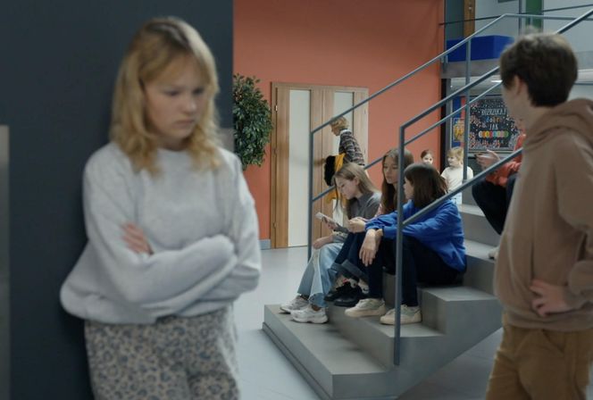 Barwy szczęścia, odcinek 3191: Emilka usłyszy jak podłe koleżanki kpią z choroby Malwiny. Zrobią z niej wariatkę! - ZDJĘCIA 