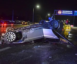 Tychy: Kompletnie pijany kierowca BMW skosił znaki drogowe i latarnię, a potem dachował