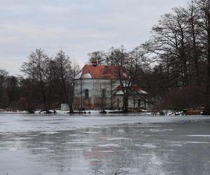 Kościół pw. św. Jana Nepomucena w Zwierzyńcu. Tak „kościół na wodzie” prezentuje się zimą