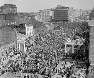 QUIZ PRL. Pochody 1-majowe: spontaniczne, czy obowiązkowe? Komplet punktów tylko dla znawców PRL-u