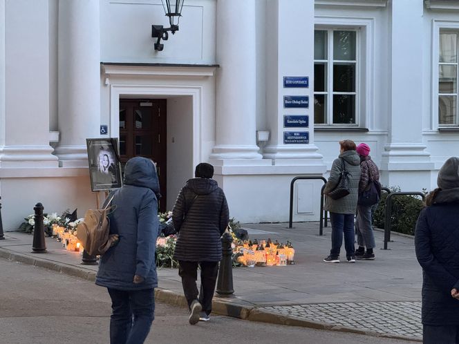 Społeczność UW pożegnała zaatakowaną pracowniczkę (8.05.2025)