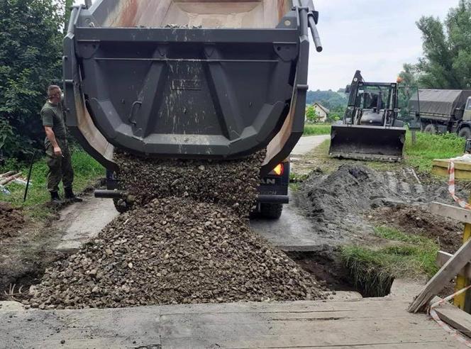 Żołnierze WOT pracują przy szkodach wyrządzonych powodzią