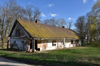 Jasionów - w tej wsi na Podkarpaciu znajduje się zabytkowy dwutraktowy dwór. Mieszkał tu znany urzędnik austriacki