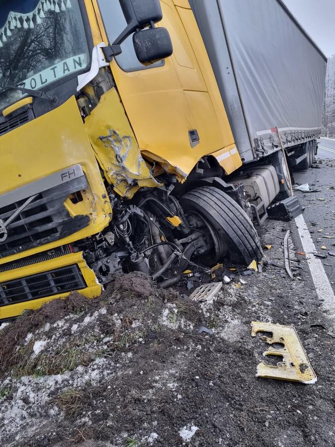 Kierowca ranny po zderzeniu osobówki z ciężarówką pod Tarnowem. DK 73 jest zablokowana