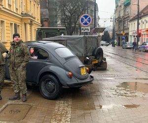 Zabytkowe auta cieszą oczy i mają zachęcić do wsparcia orkiestry 