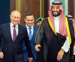  Zwrócili uwagę na ręce Putina. Zagadka rozwiązana?