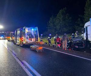 Tragedia na S10 w Toruniu. Tir roztrzaskał osobówkę. Dwie osoby nie żyją, jedna ranna