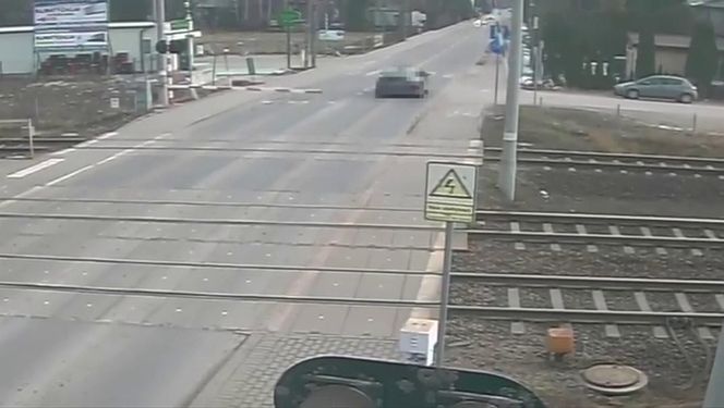 Slalomem po przejeździe kolejowym. Wszystko na oczach policji