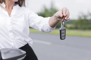 Nie możesz otworzyć auta? Przyłóż kluczyk do głowy. To powinno pomóc