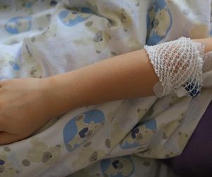 6-latek w stanie ciężkim, dorosły z podejrzeniem błonicy. Szpital czeka na wyniki badań