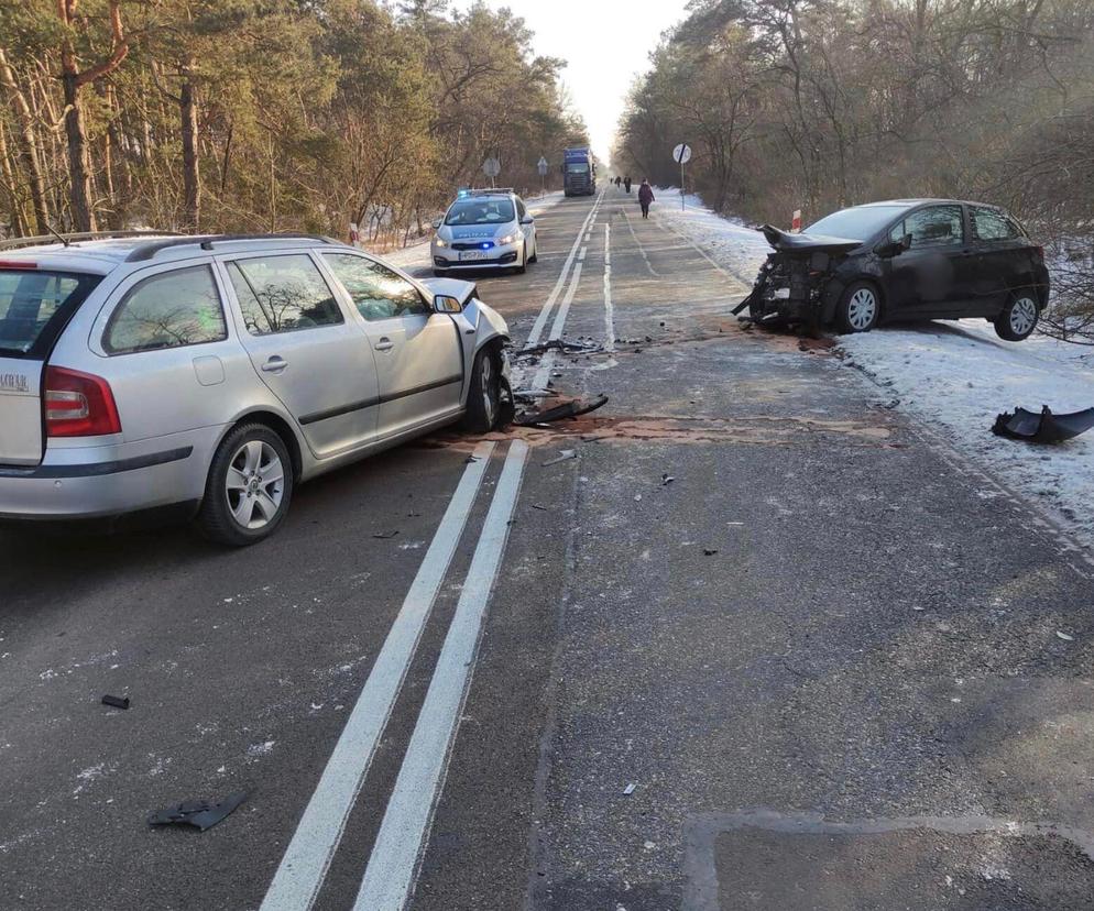 Czołowe zderzenie aut w województwie lubelskim. Jedna osoba trafiła do szpitala