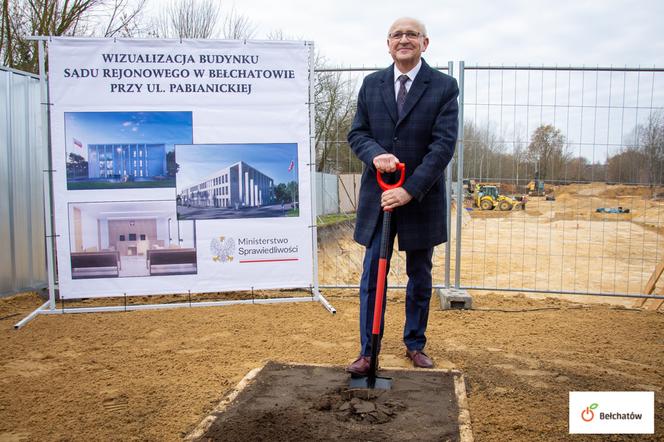 Symboliczny szpadel wbity! Budowa nowego gmachu sądu w Bełchatowie oficjalnie rozpoczęta [AUDIO]