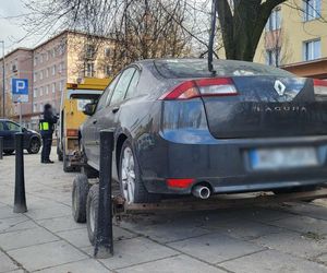 Samochód porzucony na chodniku przy ul. Odyńca 