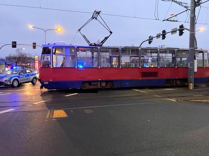 Tramwaj śmiertelnie potracił 14-latkę. Mieszkańcy Bydgoszczy przynoszą znicze, kwiaty i pluszaki