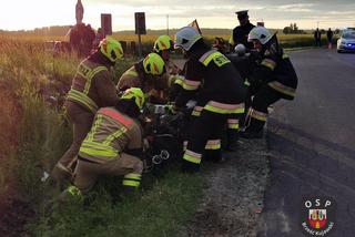 Motocyklista nagle zjechał z drogi i uderzył skarpę! Tragiczny wypadek pod Włocławkiem [ZDJĘCIA] 