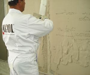 Zacieranie tynku cementowego