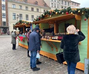 Toruński Jarmark Bożonarodzeniowy i kolorowa parada z udziałem św. Mikołaja. Tak wyglądają atrakcje
