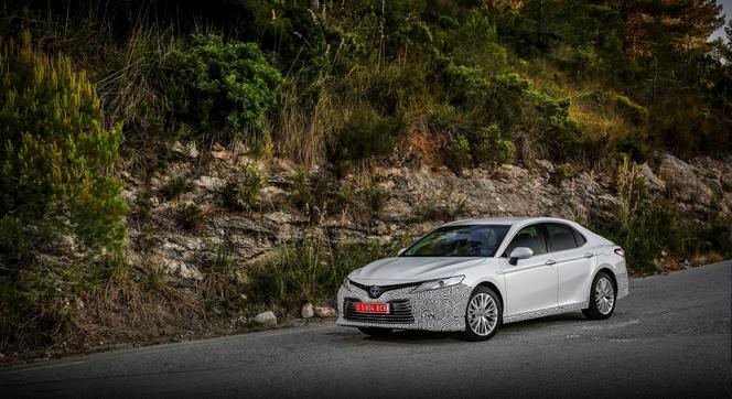 Hybrydowa Toyota Camry 2019
