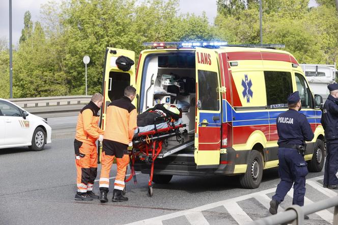 Aktywiści znów blokują Warszawę. Przykleili się do mostu, interweniowało pogotowie