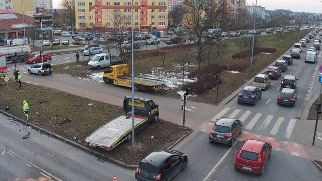 Poważny wypadek na al. Wojska Polskiego w Bydgoszczy. Są duże utrudnienia w ruchu 