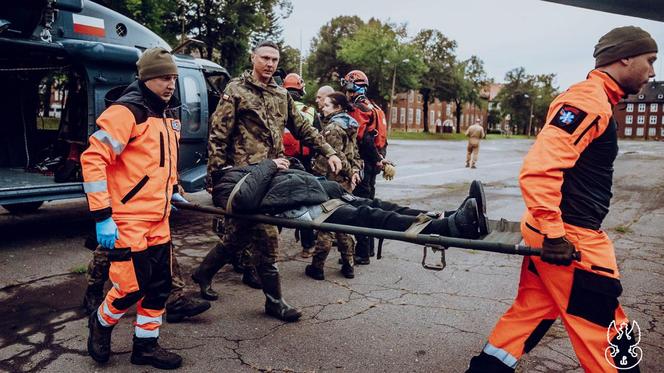 Wojsko Polskie pomaga ewakuować ludność z podtopionych terenów