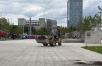 Absurd roku w Warszawie. Zrywają zieleń na nowym pl. Centralnym. Zamiast niej będzie beton