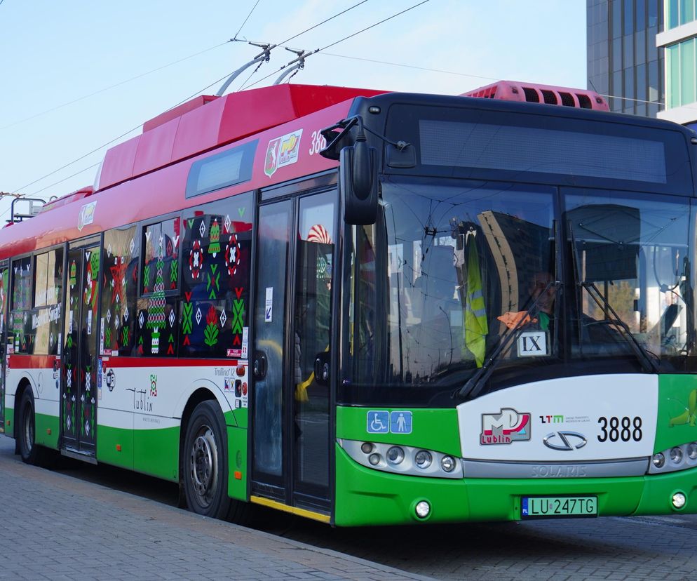 Mikołajkowy trolejbus wyjechał na ulice Lublina! Jakie dekoracje świąteczne zdobią jego wnętrze? Zobacz koniecznie