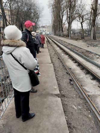Wpadł do wykopu i zmarł. Co się stało na przystanku grozy?