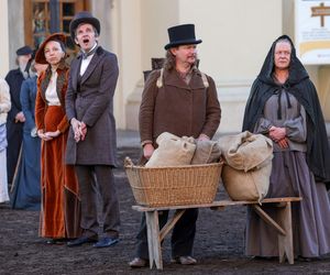 Wokulski i Rzecki spacerują po Warszawie. Plan zdjęciowy „Lalki” przeniósł Stare Miasto do XIX wieku!