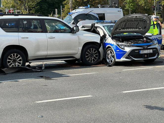 Wypadek radiowozu w Warszawie. Cztery osoby ranne, w tym policjanci